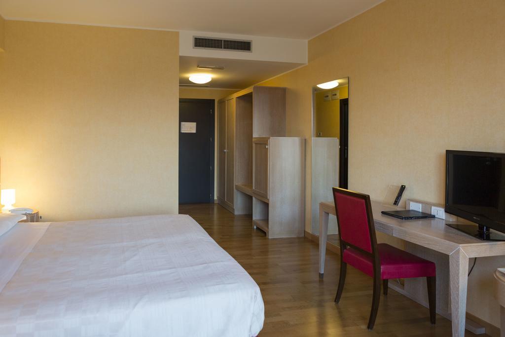 Klass Hotel Кастельфидардо Экстерьер фото